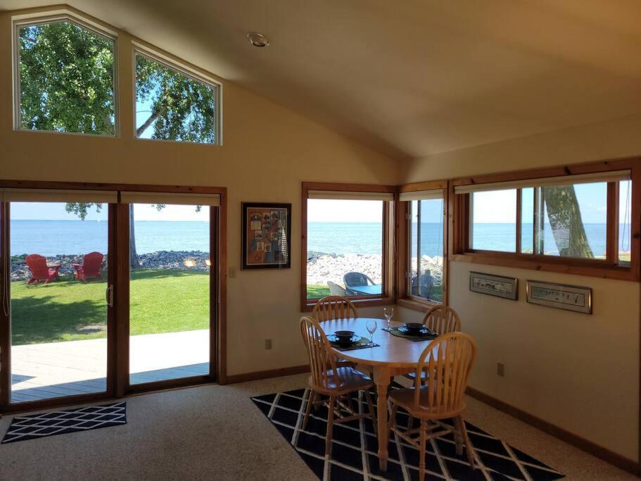 Cozy Cottage On Green Bay Bagian luar foto