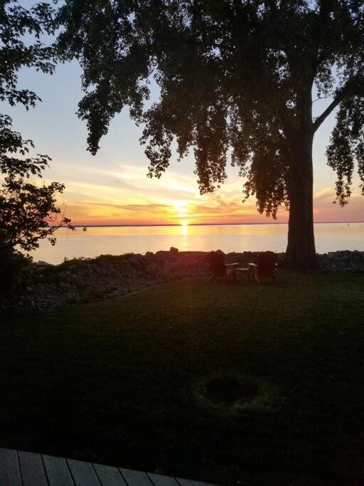 Cozy Cottage On Green Bay Bagian luar foto